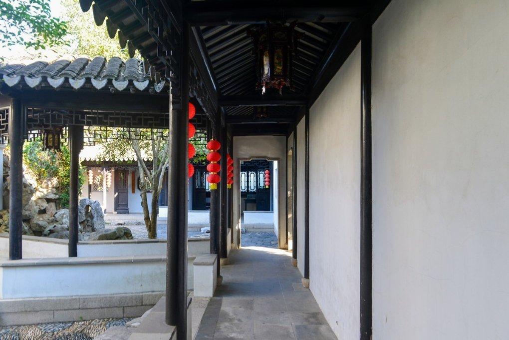 黑龙江一女子遭人社局人员辱骂？官方通报：调离岗位，停职反省